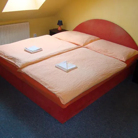 بيت ريفي Restaurace Rafael 3*